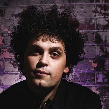 Producentom nového albumu DM je člen dua Simian Mobile Disco