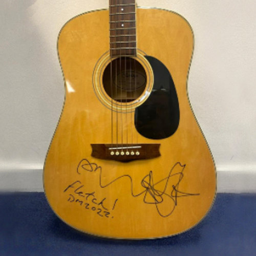Aukcia podpísanej gitary Depeche Mode