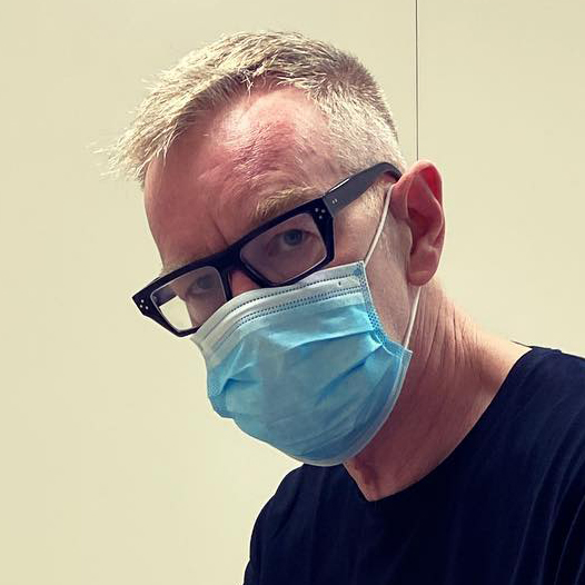 Andy Fletcher počas sviatkov so zlomenou rukou
